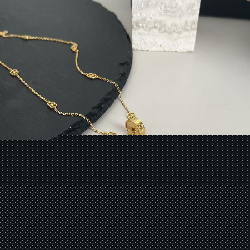 G*u*i necklaces